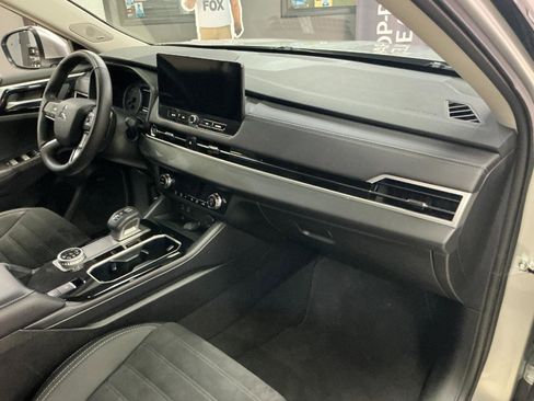 Used 2025 Mitsubishi Outlander AWD image 28