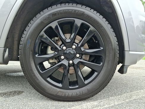 Used 2018 Jeep Grand Cherokee Altitude AWD/4WD image 8