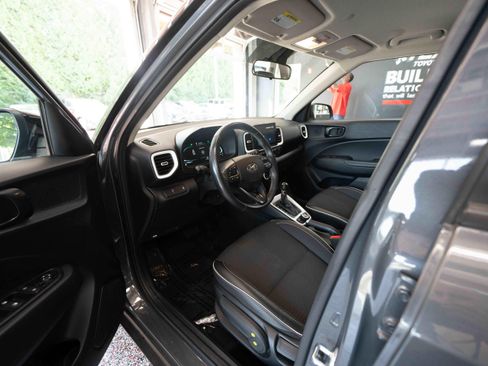 Used 2024 Hyundai Venue Limited FWD image 8