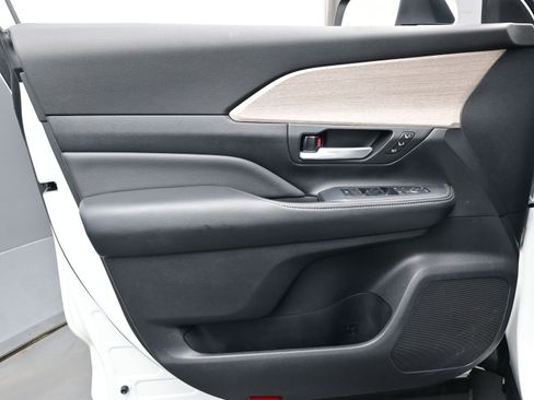 Used 2025 Toyota Grand Highlander Platinum image 9