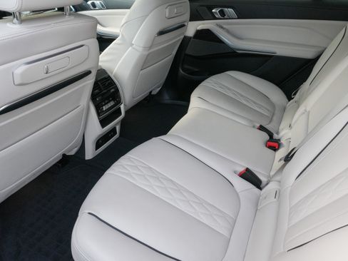 Used 2023 BMW X7 xDrive40i w/ M Sport Package AWD/4WD image 31
