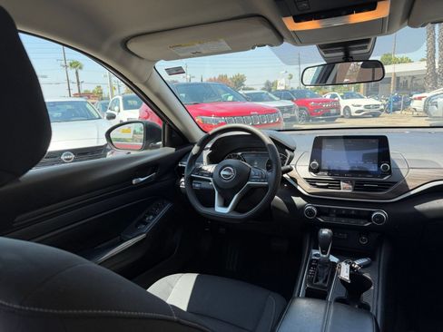 Used 2025 Nissan Altima 2.5 SV FWD image 34