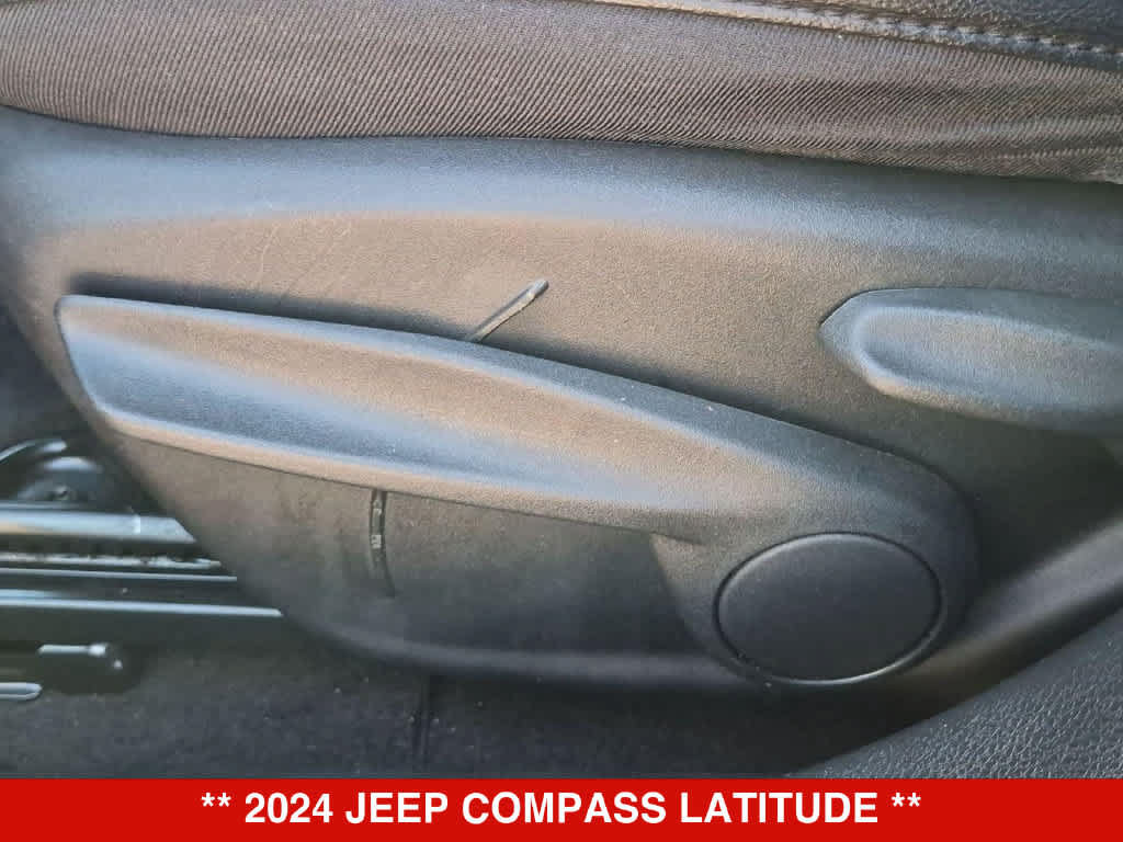 Used 2024 Jeep Compass Latitude AWD/4WD image 17