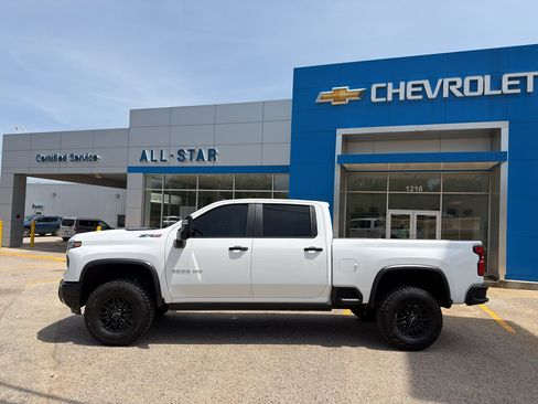 Used 2025 Chevrolet Silverado 2500 ZR2 w/ Technology Package AWD/4WD image 4