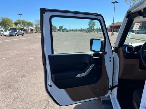 Used 2015 Jeep Wrangler Unlimited Sahara w/ Connectivity Group image 21