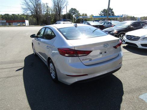 Used 2017 Hyundai Elantra SE w/ Cargo Package image 6
