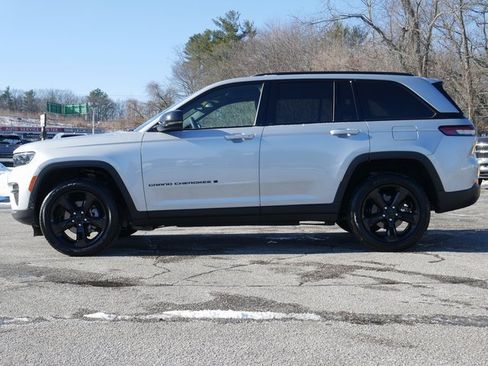Used 2024 Jeep Grand Cherokee Altitude image 3