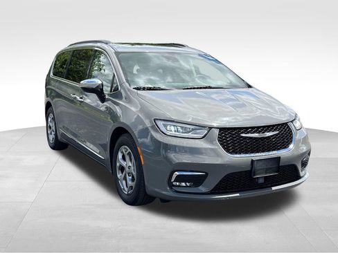 Used 2023 Chrysler Pacifica Limited FWD image 1