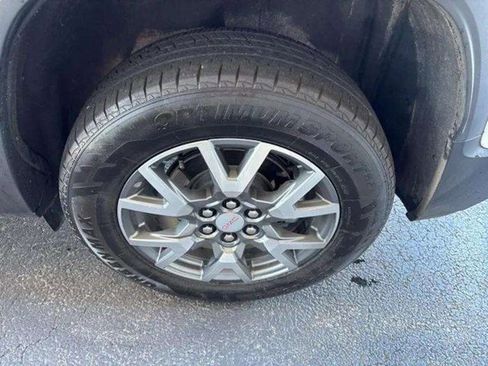 Used 2023 GMC Acadia SLT image 13