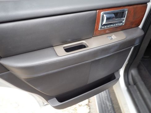 Used 2011 Lincoln Navigator 4WD image 26