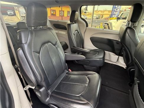 Used 2019 Chrysler Pacifica Touring-L image 26