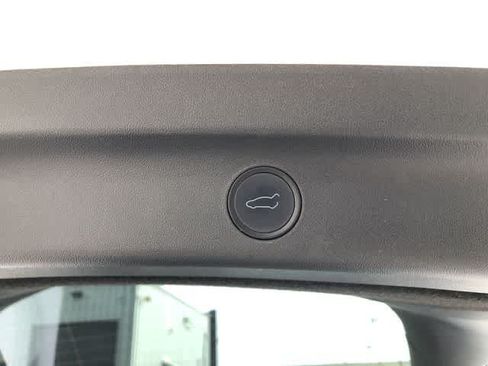 Used 2022 Tesla Model Y Long Range AWD/4WD image 29