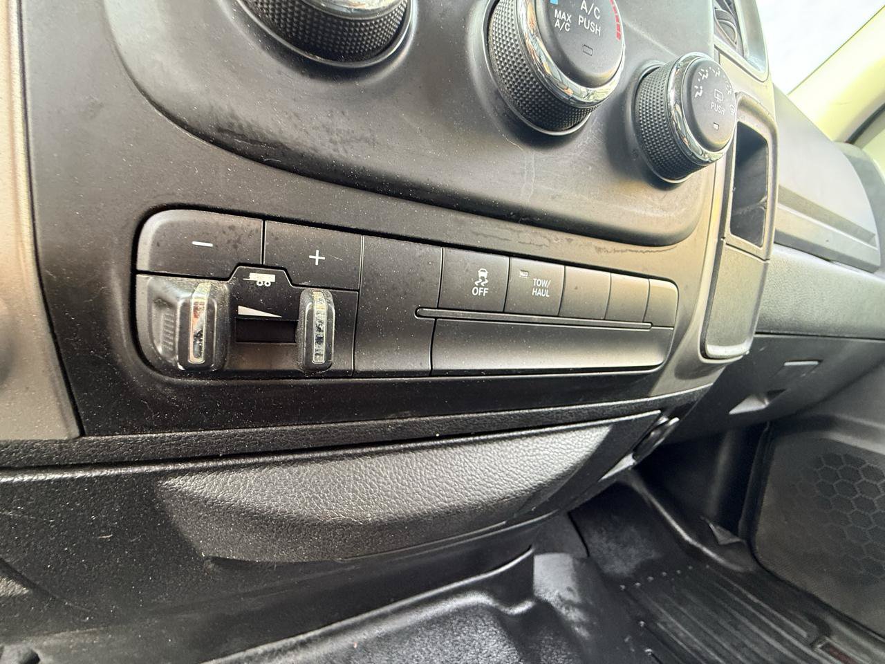 Used 2018 RAM 2500 SLT AWD/4WD image 30