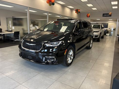 New 2026 Chrysler Pacifica Select image 6