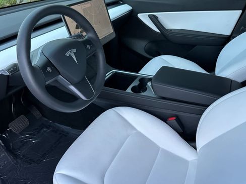 Used 2021 Tesla Model Y Long Range image 11