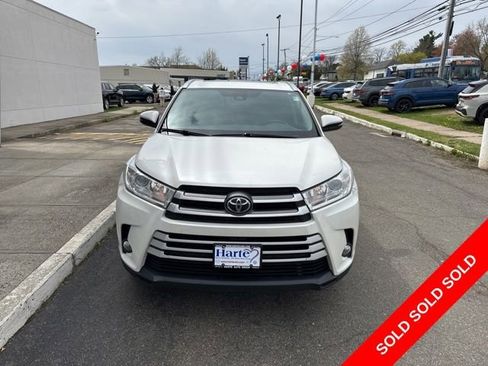 Used 2019 Toyota Highlander XLE AWD/4WD image 4