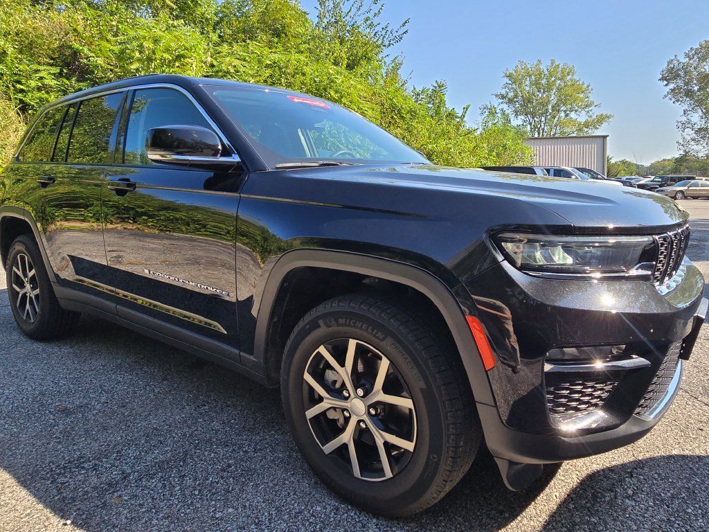 Used 2023 Jeep Grand Cherokee Limited w/ Trailer Tow Prep Group (B) AWD/4WD image 10