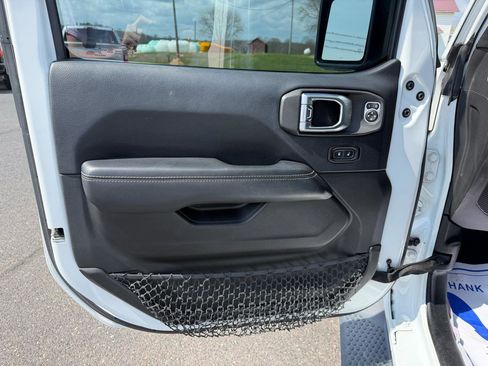 Used 2018 Jeep Wrangler Unlimited Sahara image 8