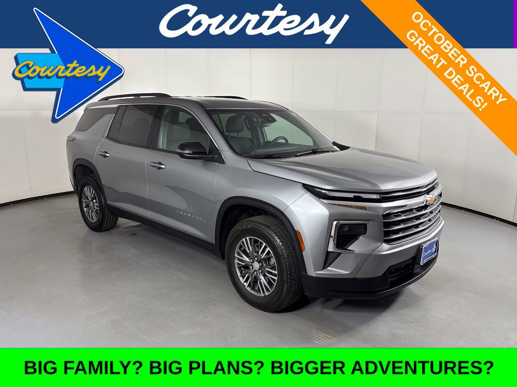 Used 2025 Chevrolet Traverse LT FWD image 1