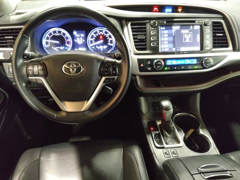 Used 2019 Toyota Highlander XLE AWD/4WD image 22