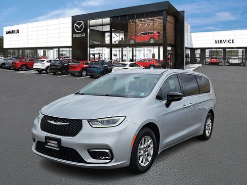 Used 2024 Chrysler Pacifica Touring-L FWD image 2