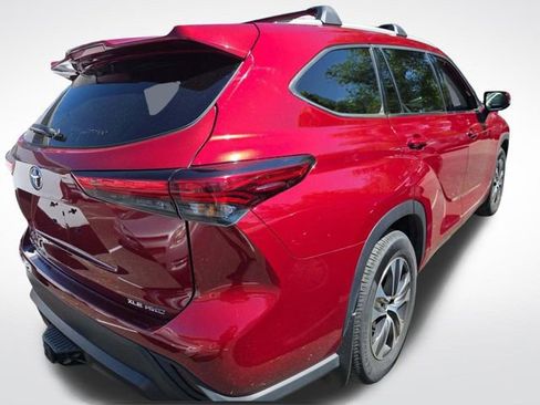 Used 2022 Toyota Highlander XLE AWD/4WD image 3