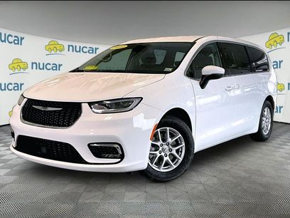 Used 2023 Chrysler Pacifica Touring-L