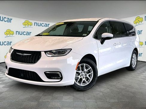 Used 2023 Chrysler Pacifica Touring-L FWD image 3