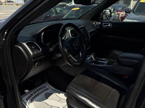 Used 2018 Jeep Grand Cherokee Altitude AWD/4WD image 9