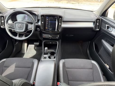 Used 2020 Volvo XC40 T4 Momentum FWD image 15