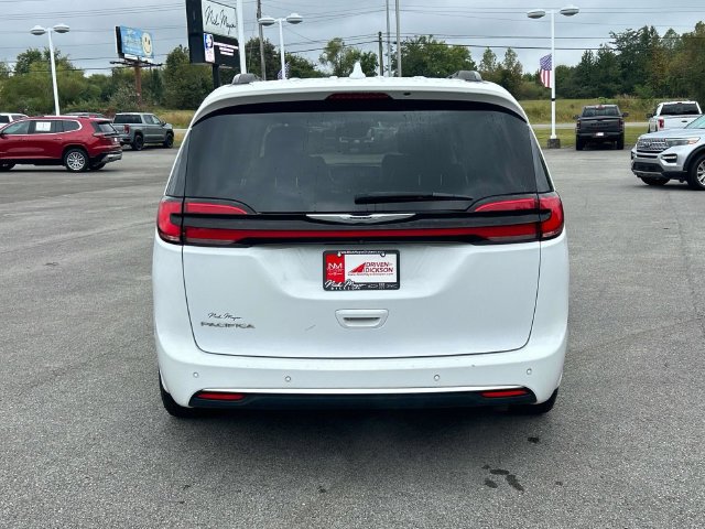 Used 2022 Chrysler Pacifica Touring-L FWD image 4