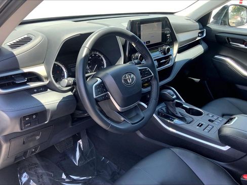 Used 2025 Toyota Highlander XLE AWD/4WD image 18