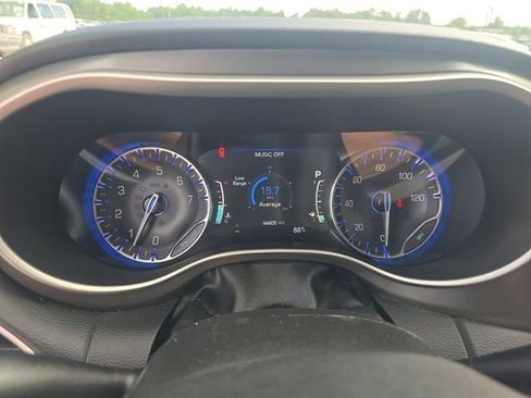 Used 2023 Chrysler Pacifica Touring-L FWD image 7