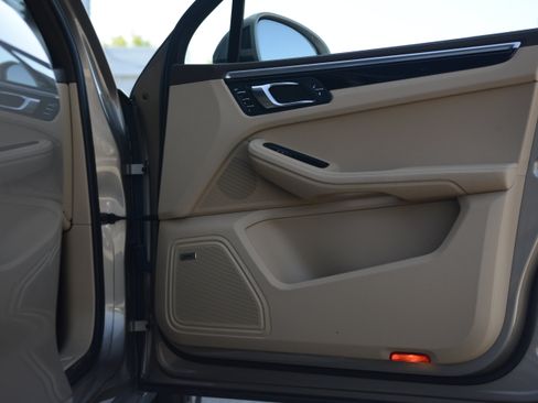 Certified 2018 Porsche Macan AWD/4WD image 24
