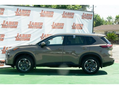 Used 2024 Nissan Rogue SV w/ SV Premium Package FWD image 17
