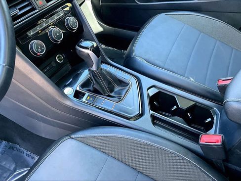 Used 2023 Volkswagen Taos SE w/ Panoramic Sunroof Package image 17