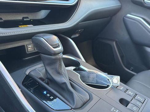 Certified 2024 Toyota Highlander XLE image 25