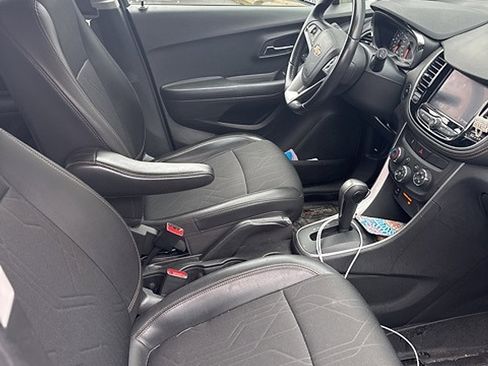 Used 2022 Chevrolet Trax LT w/ LT Convenience Package image 10