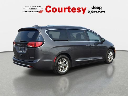 Used 2018 Chrysler Pacifica Limited w/ Advanced Safetytec Group FWD image 3
