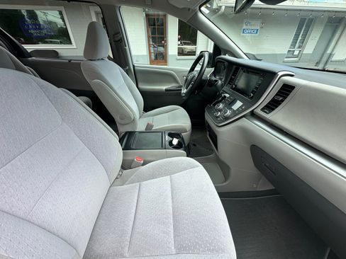 Used 2020 Toyota Sienna LE FWD image 19