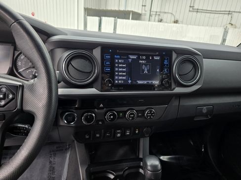 Used 2018 Toyota Tacoma TRD Off-Road image 23