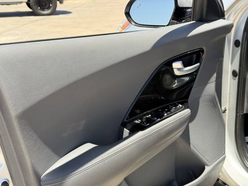 Used 2017 Kia Niro EX FWD image 17