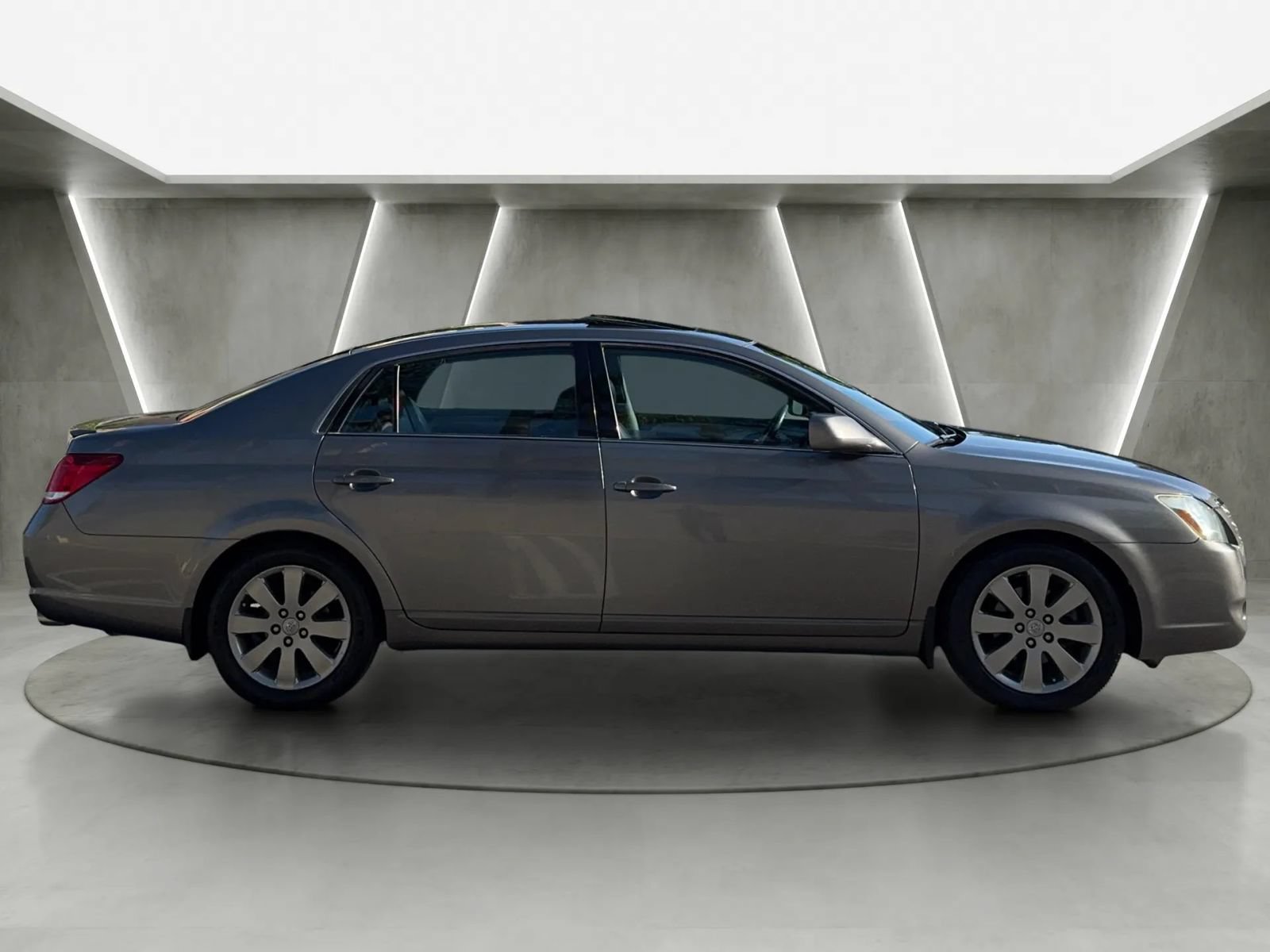 Used 2005 Toyota Avalon Touring FWD image 2