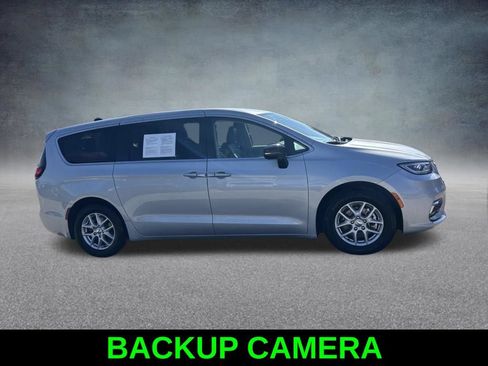 Used 2024 Chrysler Pacifica Touring-L FWD image 4