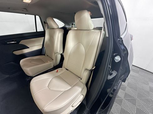 Used 2024 Toyota Highlander XLE image 26