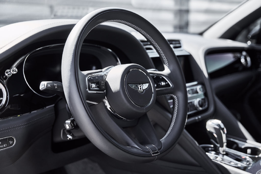 Used 2025 Bentley Bentayga AWD/4WD image 37