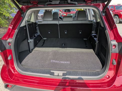 Used 2021 Toyota Highlander XLE image 23