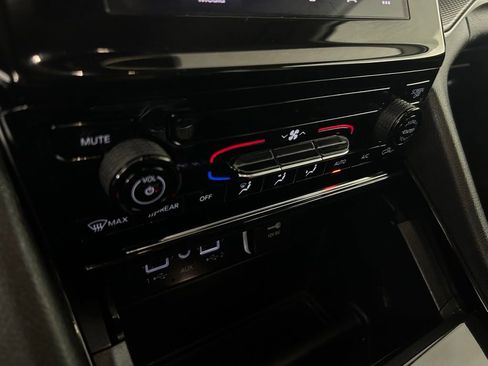 Used 2023 Jeep Grand Cherokee L Laredo image 8