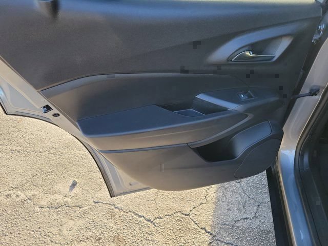 Used 2025 Chevrolet Trax LT FWD image 16