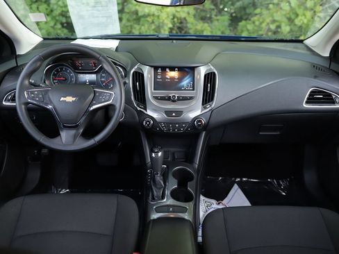 Used 2018 Chevrolet Cruze LT w/ Convenience Package FWD image 18